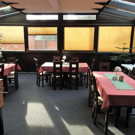 Restaurant A Penzion V Grunte بيت ضيافة